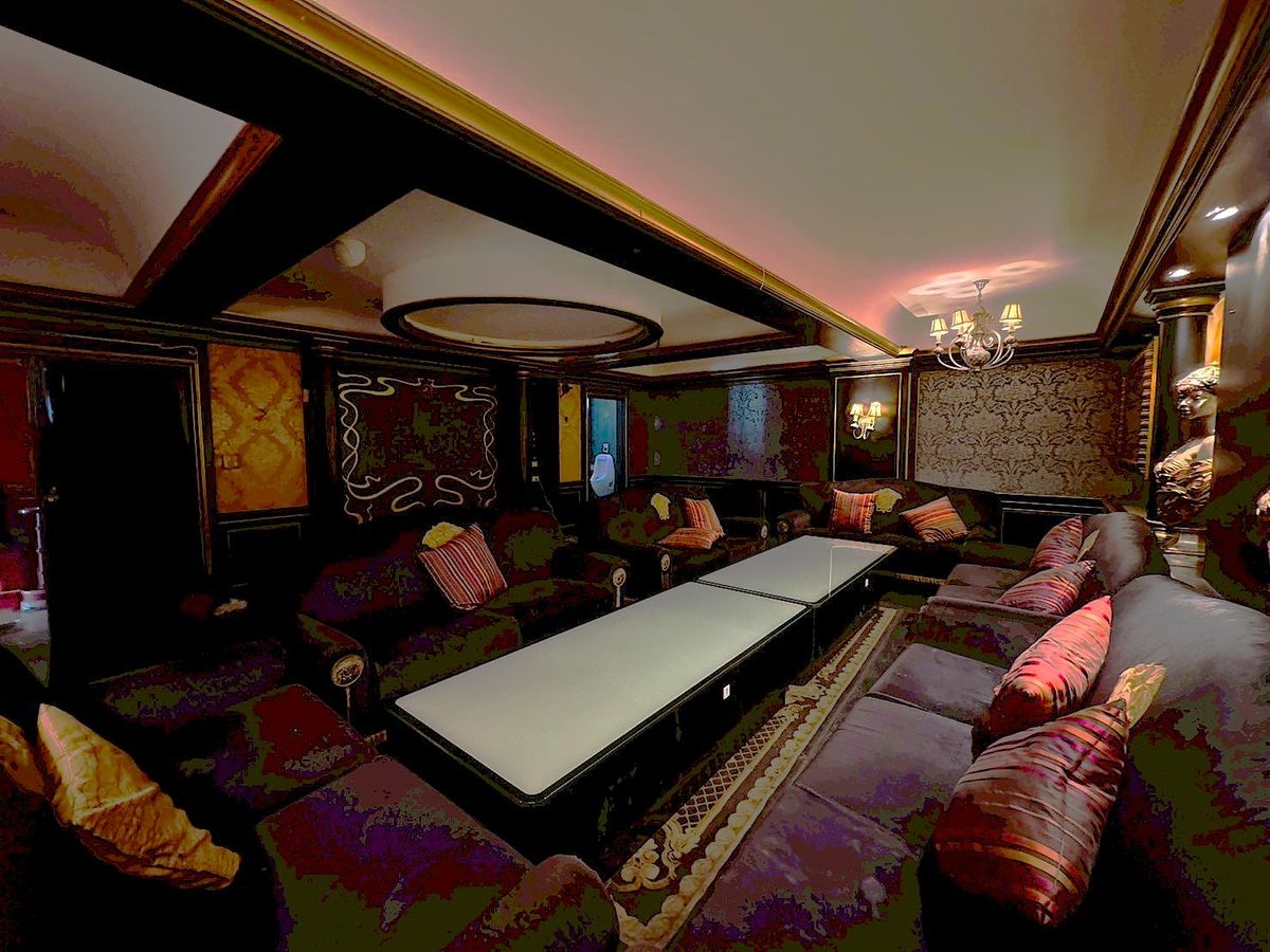 For RentShop HouseSukhumvit, Asoke, Thonglor :  Luxuriously Decorated Building with Elevator for Rent in the Heart of Thonglor ** NO CO-AGENT ** 