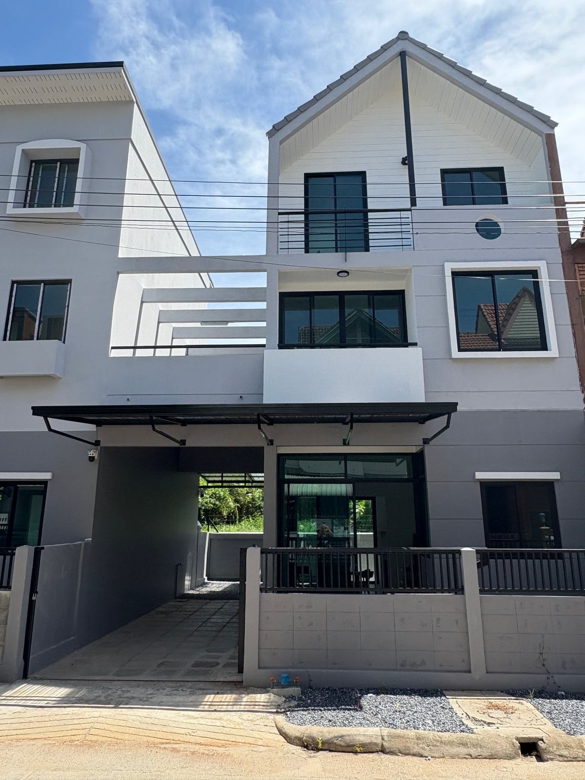 For RentTownhomeChaengwatana, Muangthong : Modern Townhome for Rent at Lookgolf Premium, Muang Thong Thani 25 sq.wah 3beds