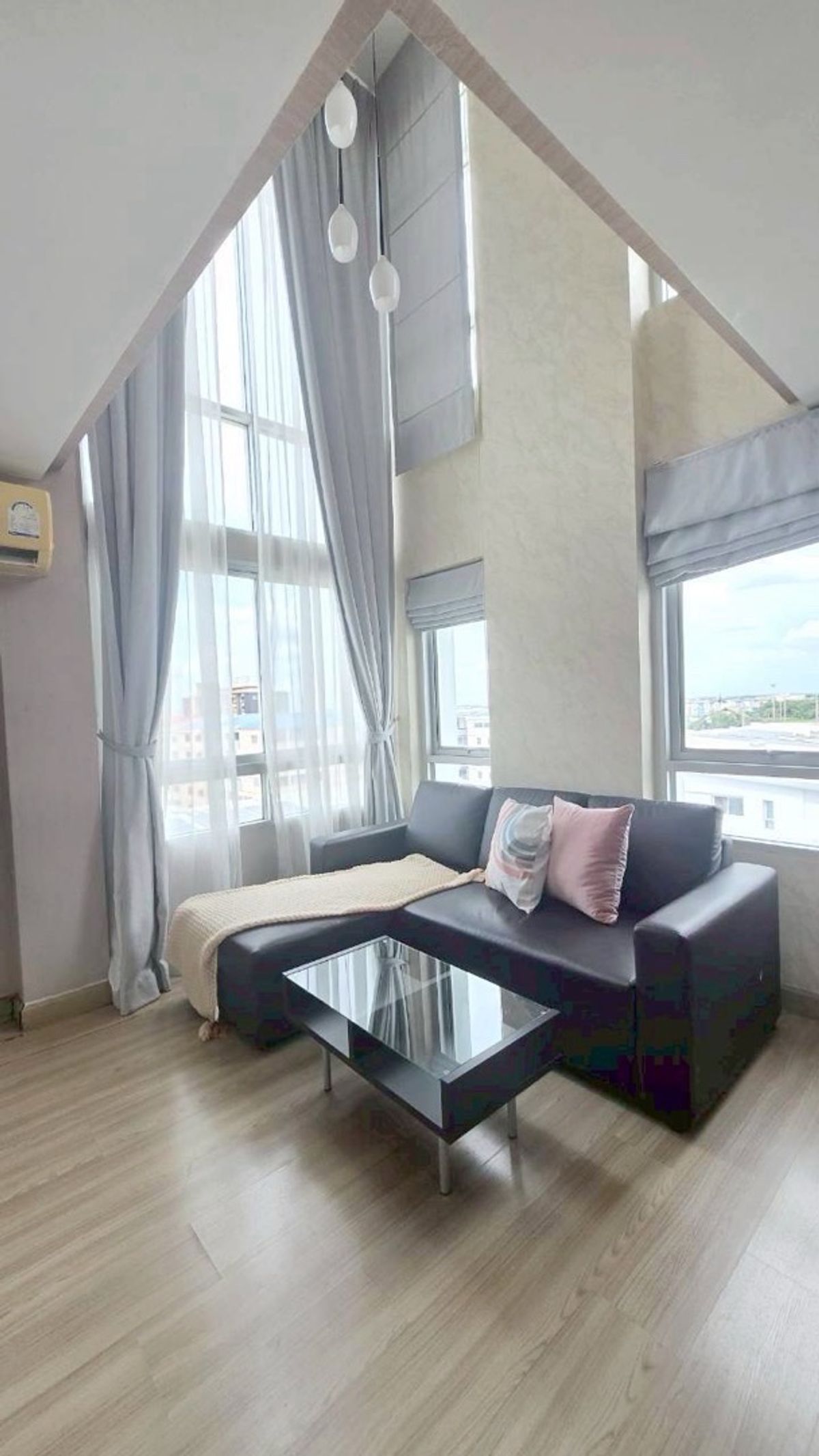 ให้เช่าคอนโดปทุมธานี รังสิต ธรรมศาสตร์ : SK01407 ให้เช่า Zoom Condo 49 Duplex 2 ชั้น เพดานสูง ขนาด 52.34 ตรม. ชั้น 6  เฟอร์ครบ ใกล้ ม.กรุงเทพฯ 