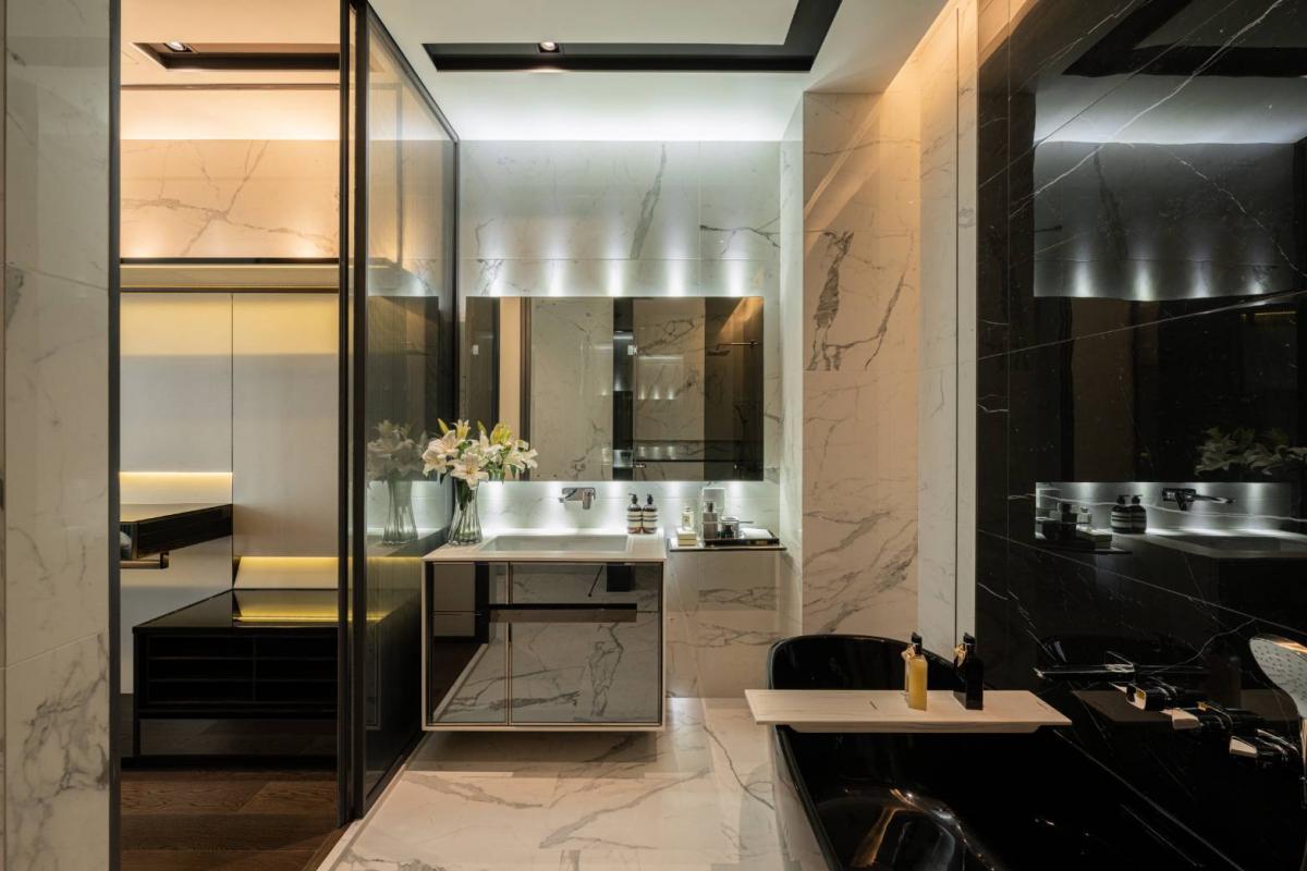 For SaleCondoSukhumvit, Asoke, Thonglor : Luxury 2 Bed Condo at The Bangkok Thonglor – Prime BTS Thong Lo Location!Exclusive Living with Sky Pool & Onsen, Near Top Malls & Hospitals – Only 28.9M THB!