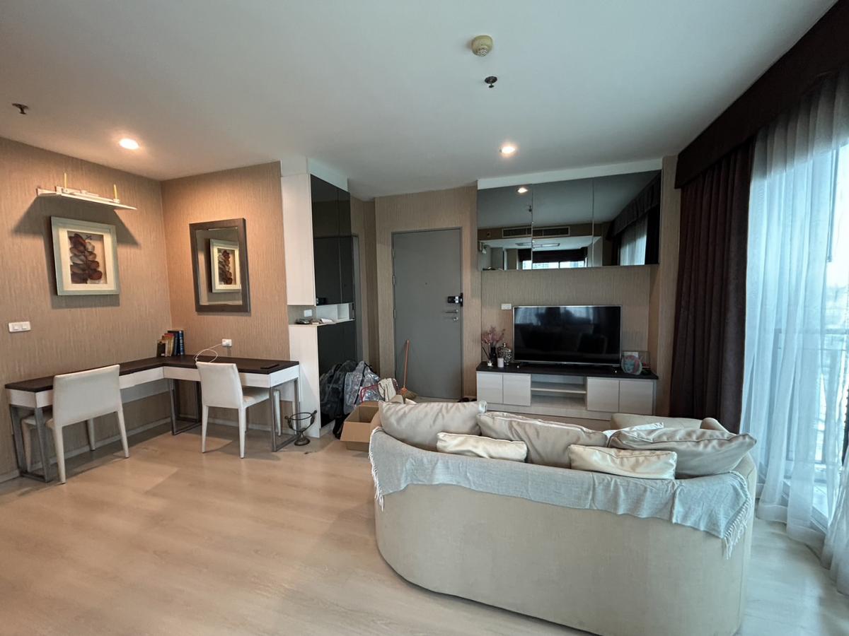 For SaleCondoRatchadapisek, Huaikwang, Suttisan : Condo Life Ratchadapisek 2 bedrooms near MRT Huai KhwangOnly 5.8 million THB with a complete swimming pool and fitness center!