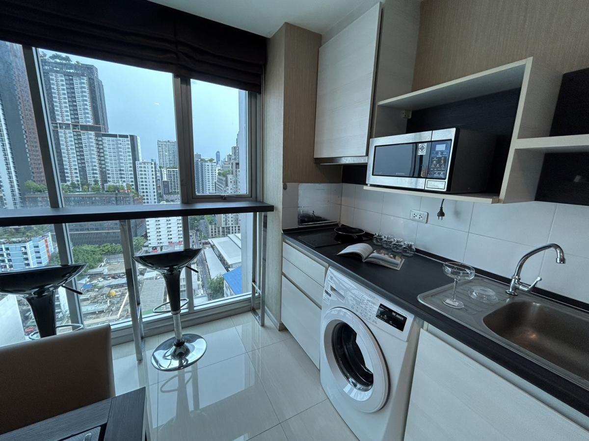 For SaleCondoRatchadapisek, Huaikwang, Suttisan : Condo Life Ratchadapisek 2 bedrooms near MRT Huai KhwangOnly 5.8 million THB with a complete swimming pool and fitness center!