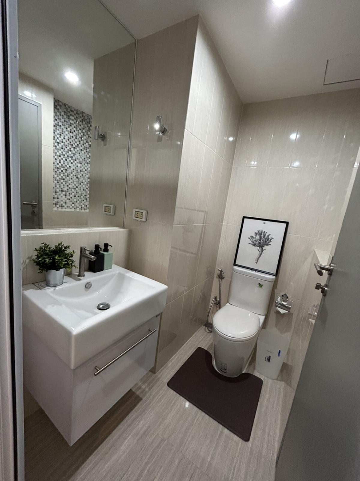 For SaleCondoRatchadapisek, Huaikwang, Suttisan : Condo Life Ratchadapisek 2 bedrooms near MRT Huai KhwangOnly 5.8 million THB with a complete swimming pool and fitness center!