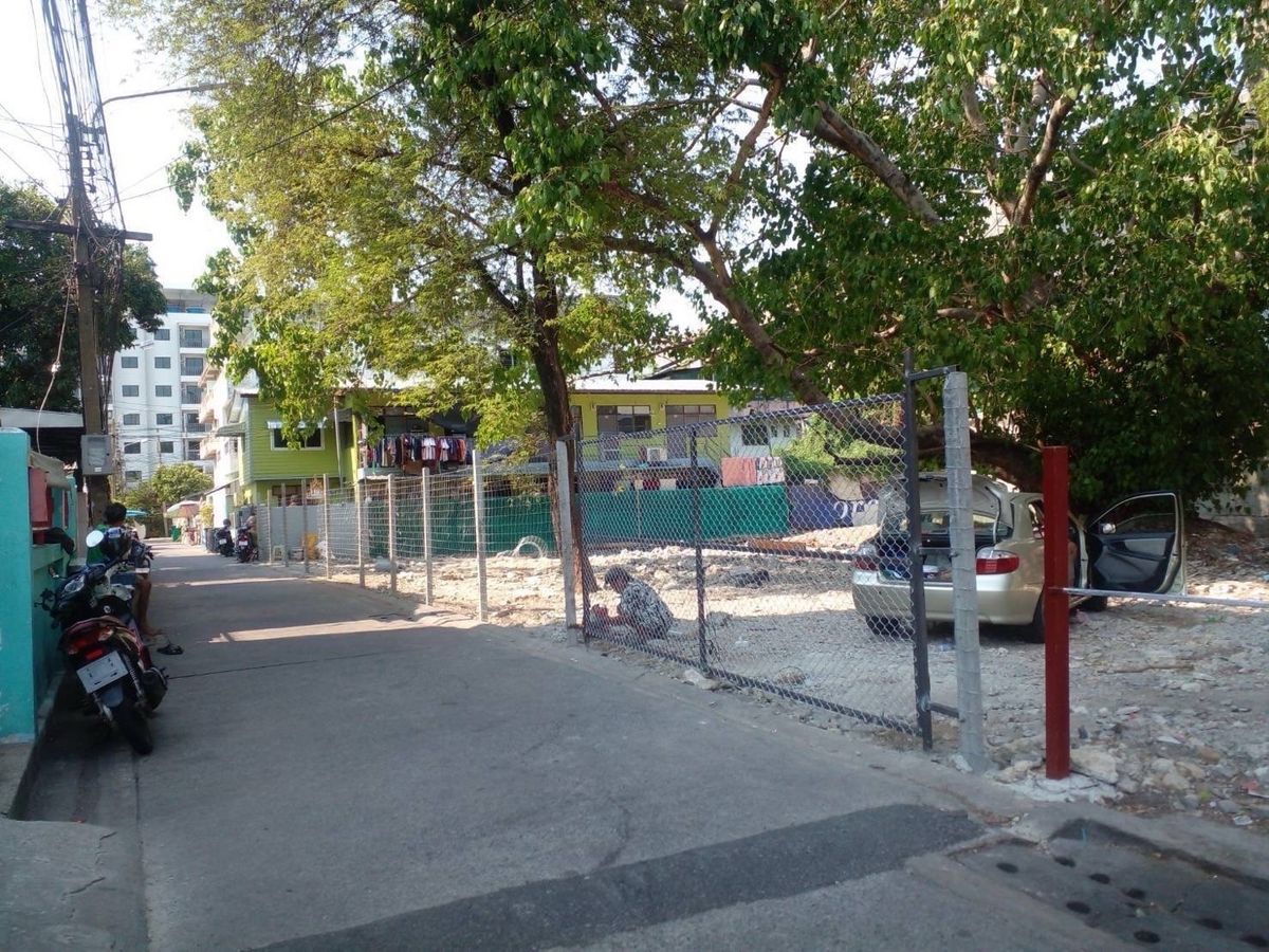 ขายที่ดินอ่อนนุช อุดมสุข : 📢👇 ขายที่ดินแปลงสวย ราคาไม่แพง ติดถนนซอยหลัก หัวมุมติดถนน 3 ด้าน ที่ดินหน้ากว้าง 31ม. ลึก 20 ม.  ถนนหลักกว้าง 8 เมตร, ถนนซอย 5 เมตร และมีแปลงทะลุถนนเลียบทางด่วน