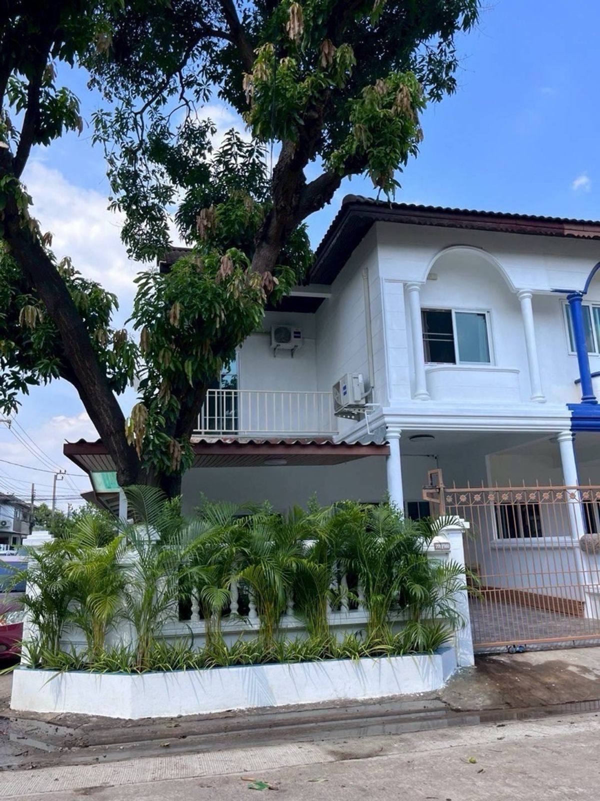 For RentHouseRatchadapisek, Huaikwang, Suttisan : TH08-3951 
 
 For renting a corner house in Soi Charoen 779, near MRT Huai Khwang 
  Good location, very convenient 
 
 Near the community  Potential location in the heart of Huai Khwang.  
 ✅ There are 4 bedrooms, 2 bathrooms, 1 kitchen 
 ✅ Decorate the 