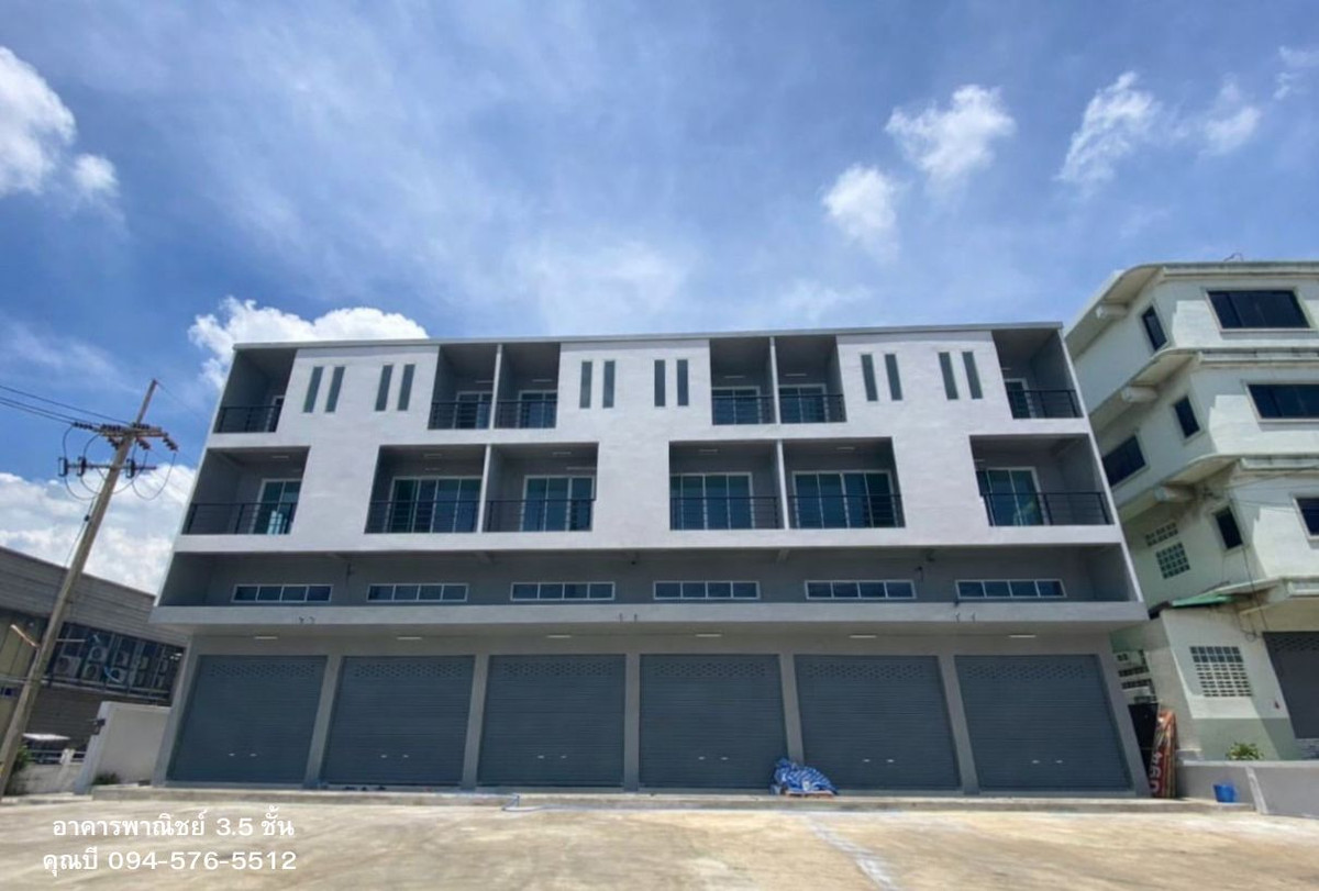 For SaleShop HouseMahachai Samut Sakhon : Selling or renting a 3.5 -story commercial building with a deck for Utectic 2 km 24 to 25 projects, only 200 meters from Central Mahachai, on Rama 2 Road.