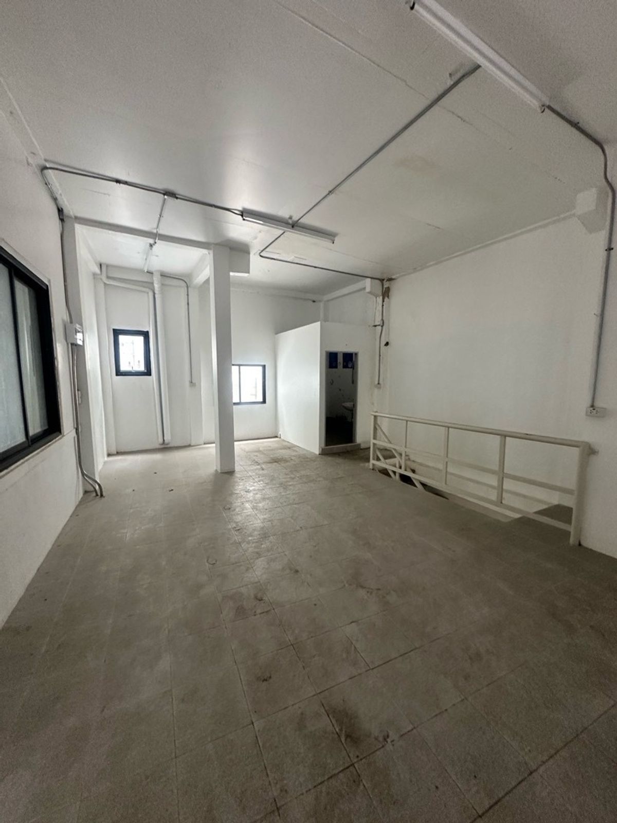 ให้เช่าอาคารพาณิชย์สีลม ศาลาแดง บางรัก : ให้เช่าอาคารพาณิชย์4ชั้น ทำเลทอง – ติดถนนพัฒน์พงศ์ ใกล้สีลม