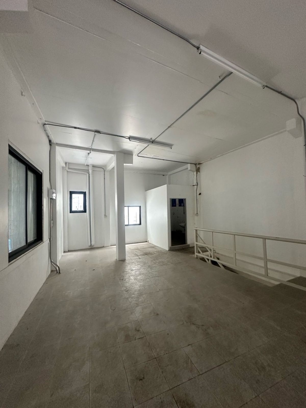 ให้เช่าอาคารพาณิชย์สีลม ศาลาแดง บางรัก : ให้เช่าอาคารพาณิชย์4ชั้น ทำเลทอง – ติดถนนพัฒน์พงศ์ ใกล้สีลม