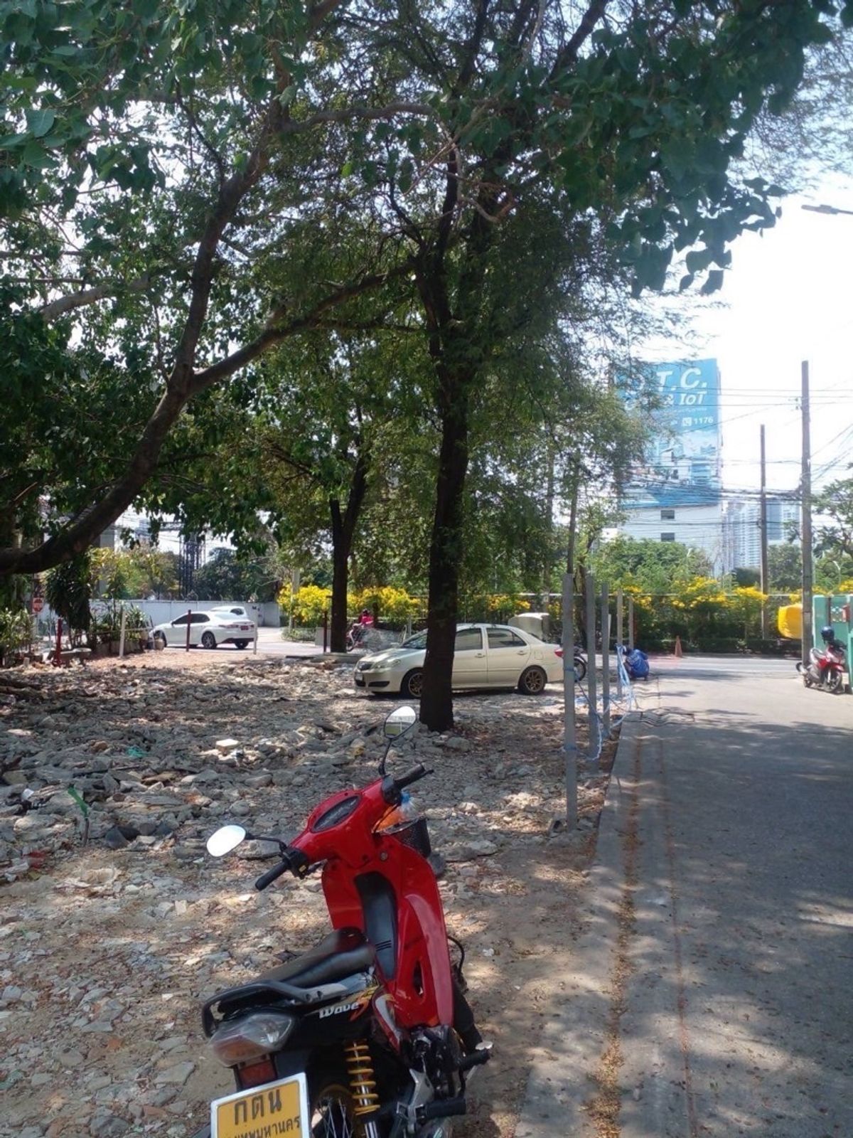 ขายที่ดินอ่อนนุช อุดมสุข : 📢👇 ขายที่ดินแปลงสวย ราคาไม่แพง ติดถนนซอยหลัก หัวมุมติดถนน 3 ด้าน ที่ดินหน้ากว้าง 31ม. ลึก 20 ม.  ถนนหลักกว้าง 8 เมตร, ถนนซอย 5 เมตร และมีแปลงทะลุถนนเลียบทางด่วน