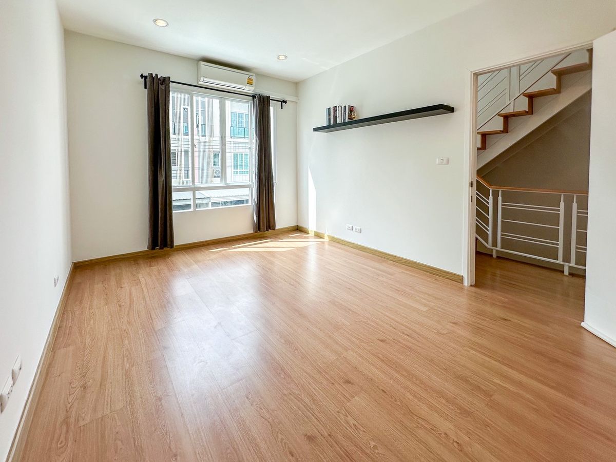 For SaleTownhomePattanakan, Srinakarin : 🏡✨ Patio Phatthanakan 38 Renovate! Beautiful built -in kitchen! There are all air conditioners! ✨🏡