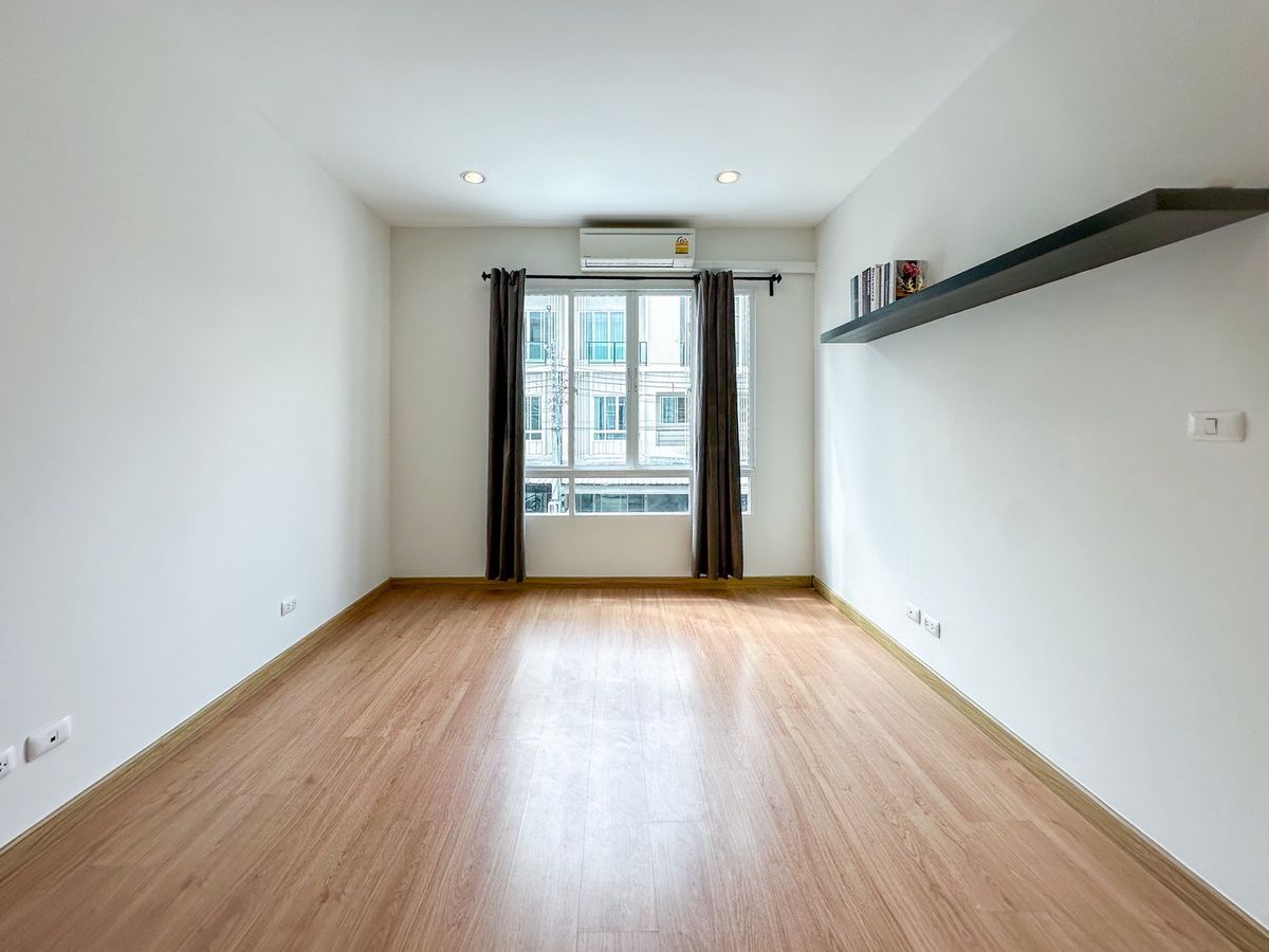 For SaleTownhomePattanakan, Srinakarin : 🏡✨ Patio Phatthanakan 38 Renovate! Beautiful built -in kitchen! There are all air conditioners! ✨🏡