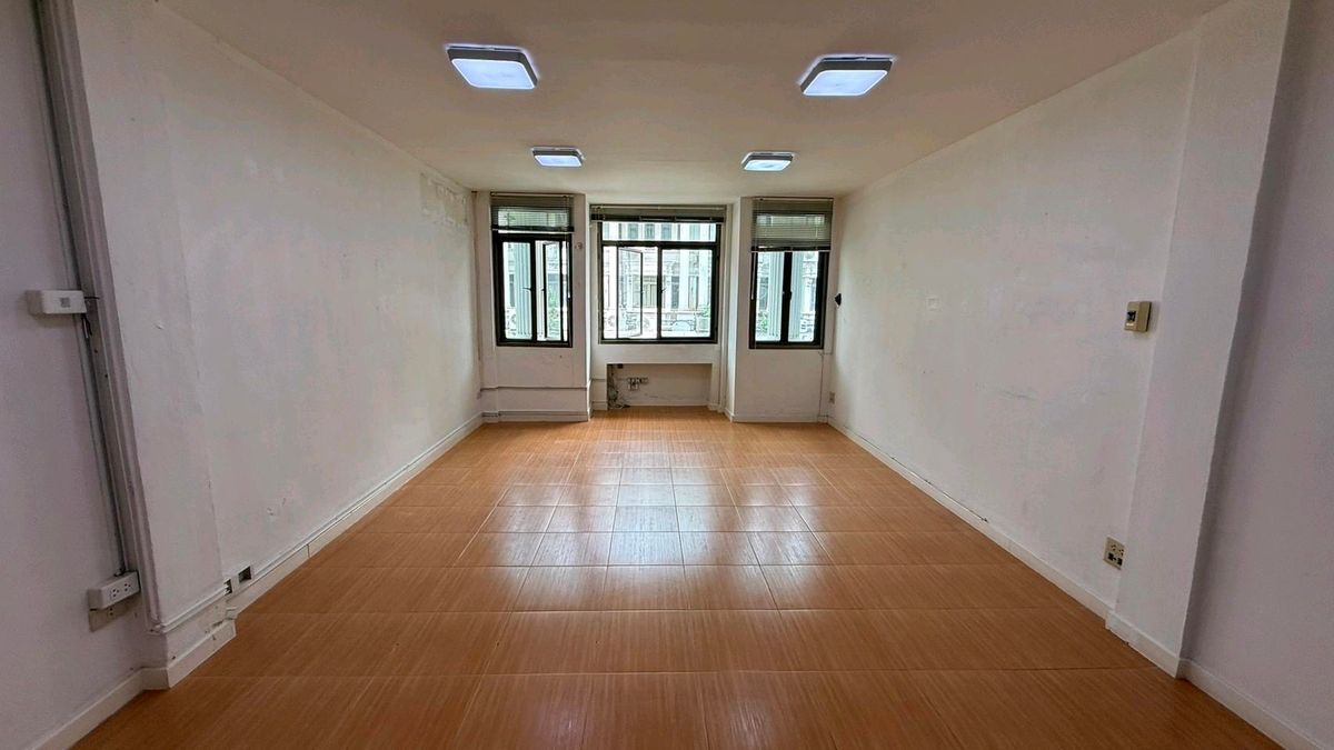 For SaleShop HouseSukhumvit, Asoke, Thonglor : Commercial Building for Sale – Ekkamai4 Floors | Fully Renovated | Land 17.2 sq.wah | THB 17 Million