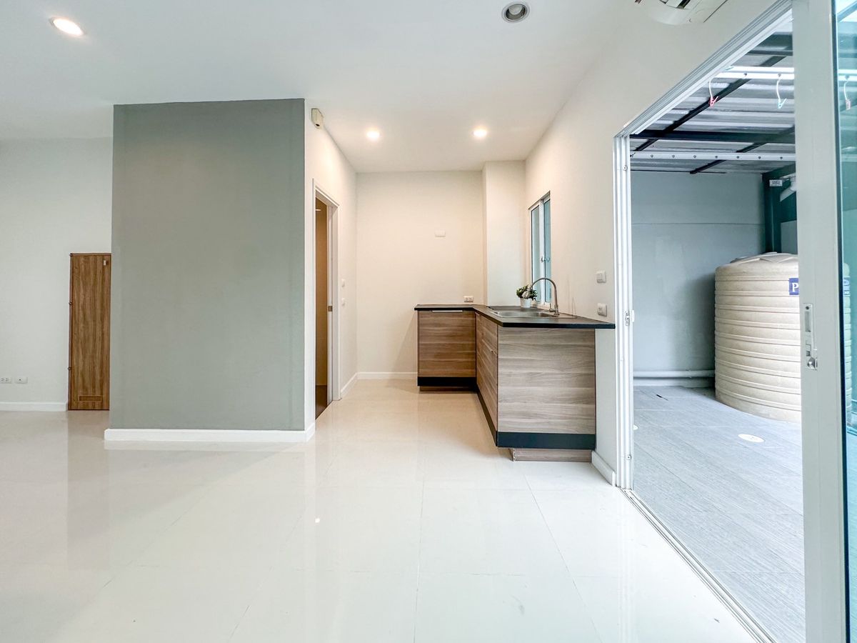 For SaleTownhomePattanakan, Srinakarin : 🏡✨ Patio Phatthanakan 38 Renovate! Beautiful built -in kitchen! There are all air conditioners! ✨🏡