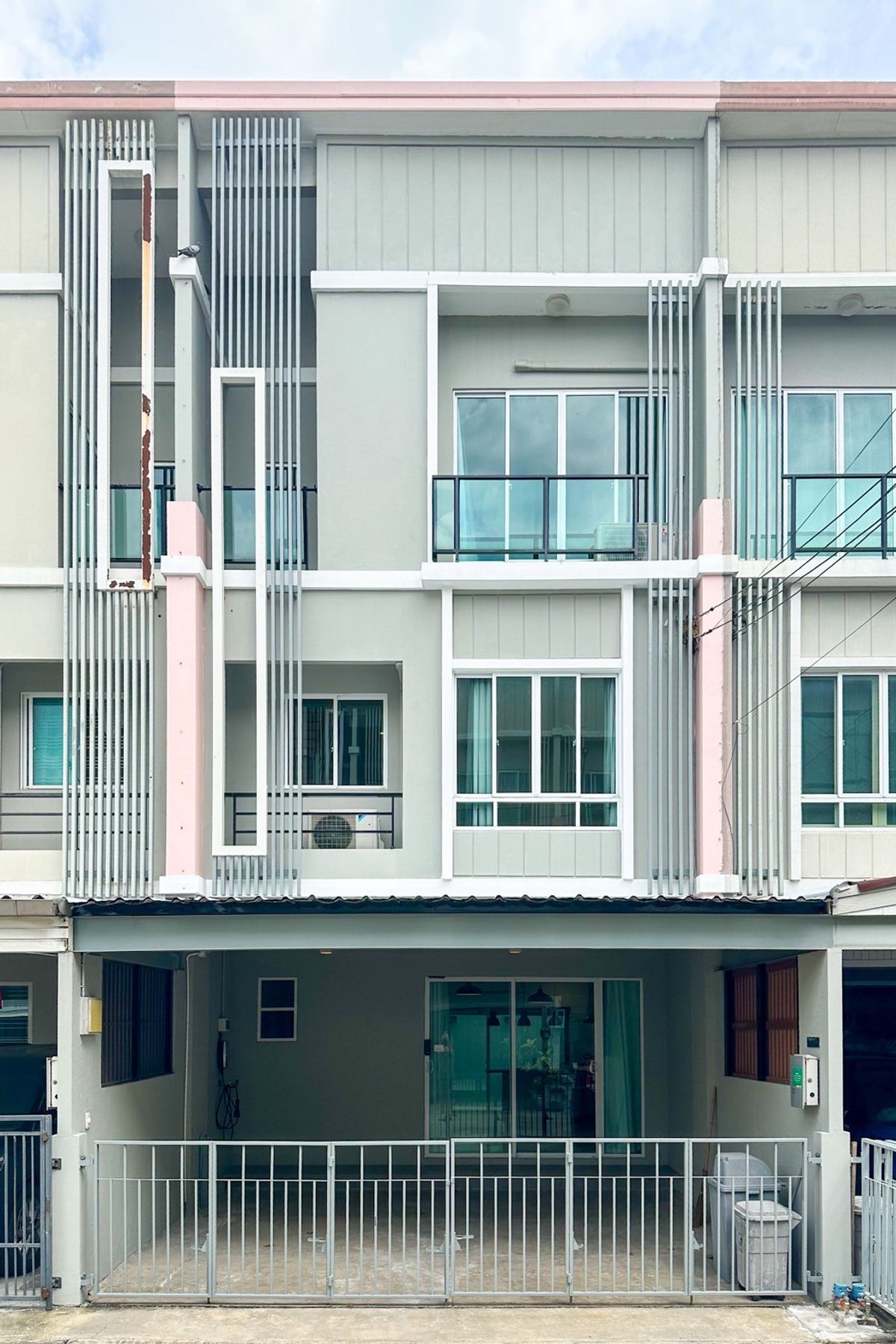 For SaleTownhomePattanakan, Srinakarin : 🏡✨ Patio Phatthanakan 38 Renovate! Beautiful built -in kitchen! There are all air conditioners! ✨🏡