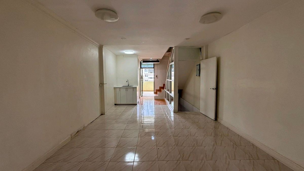 For SaleShop HouseSukhumvit, Asoke, Thonglor : Commercial Building for Sale – Ekkamai4 Floors | Fully Renovated | Land 17.2 sq.wah | THB 17 Million