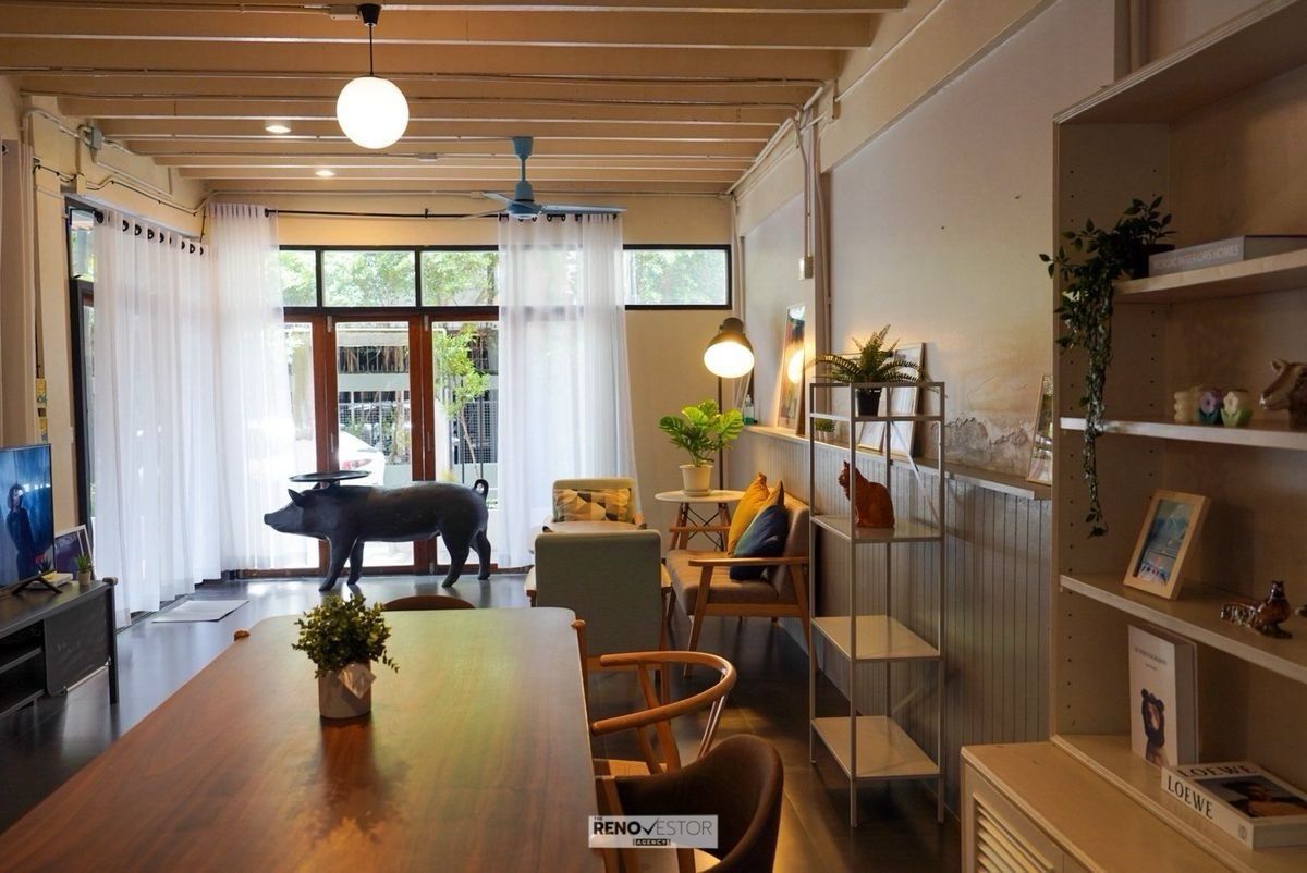 For RentHouseSukhumvit, Asoke, Thonglor : 📢👇 Stylish townhome in the heart of Ekkamai, just a short walk to BTS. Surrounded by popular restaurants & cafes, leading schools, and top lifestyle destinations.