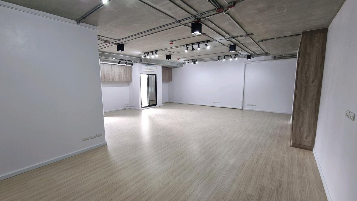 For RentOfficeSukhumvit, Asoke, Thonglor : Office 87 square meters for rent Thonglor is ready to use. There is a bathroom.