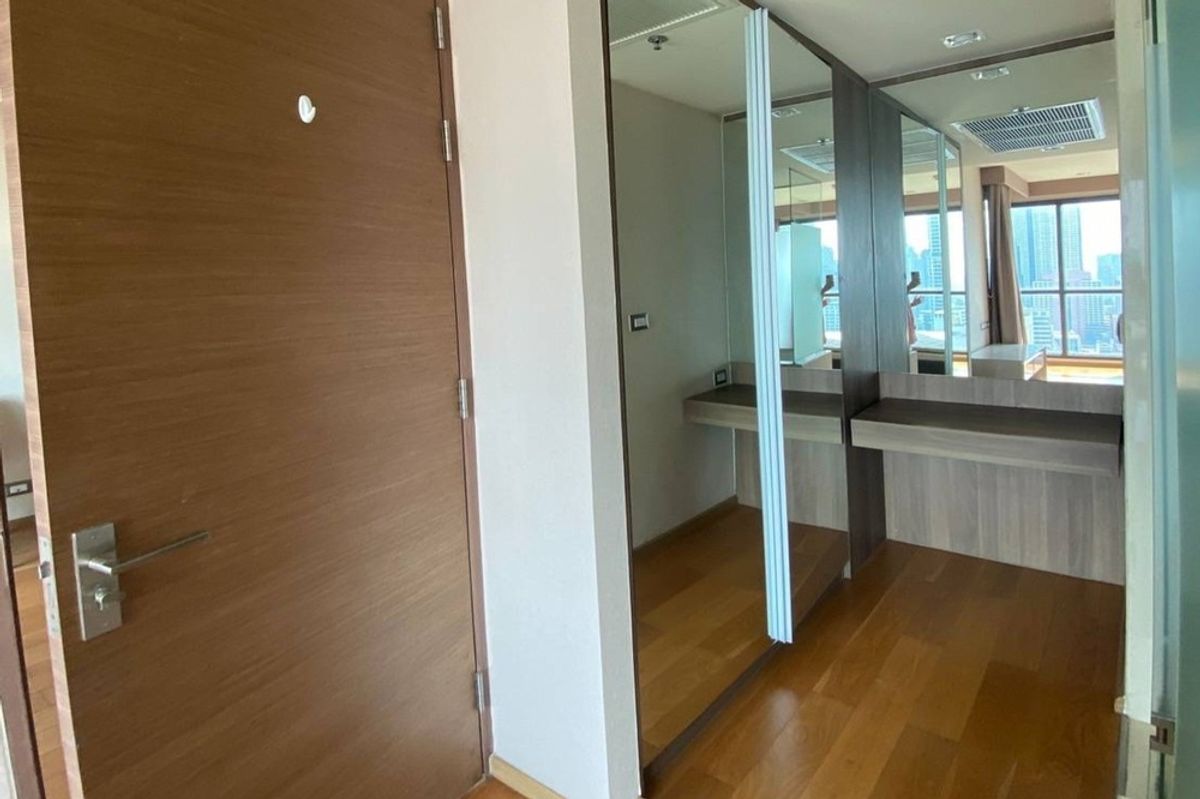 For SaleCondoSathorn, Narathiwat : 🔥 Sale with tenant !!🔥 Code C20221201412..........The Address Sathorn, 2 bedroom, 2 bathroom, high floor 30++, furnished, Special Deal!!📣📣