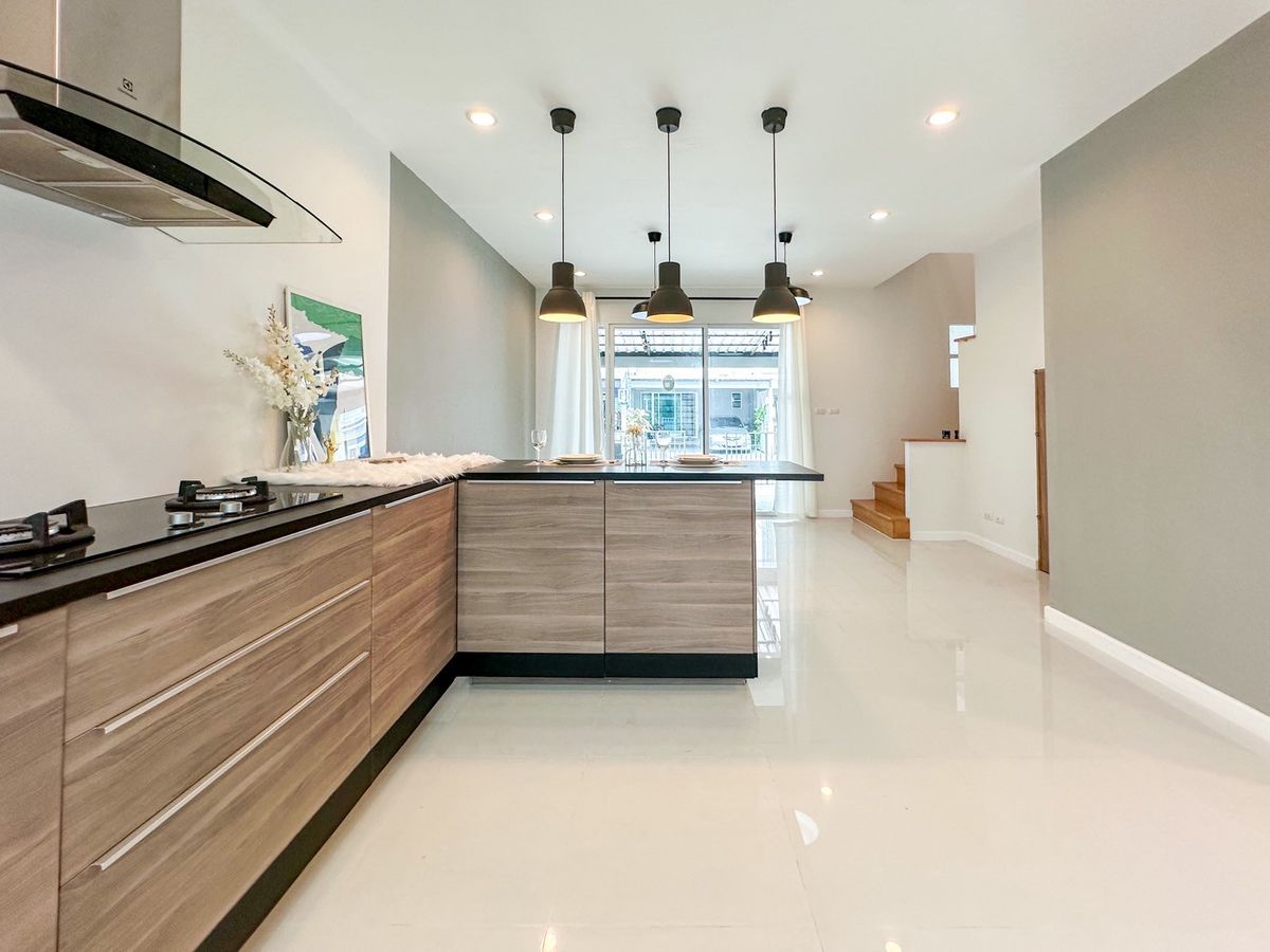 For SaleTownhomePattanakan, Srinakarin : 🏡✨ Patio Phatthanakan 38 Renovate! Beautiful built -in kitchen! There are all air conditioners! ✨🏡