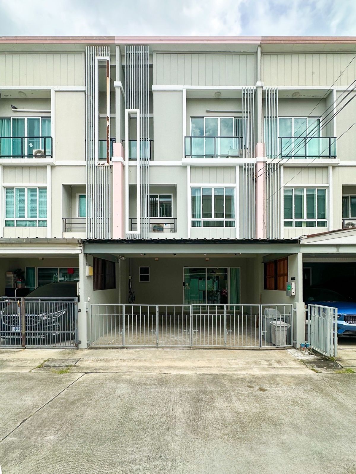 ขายทาวน์โฮมพัฒนาการ ศรีนครินทร์ : 🏡✨  Patio พัฒนาการ 38 รีโนเวทใหม่! ครัวบิ้วท์อินสุดสวย! มีแอร์ครบทุกห้อง! ✨🏡