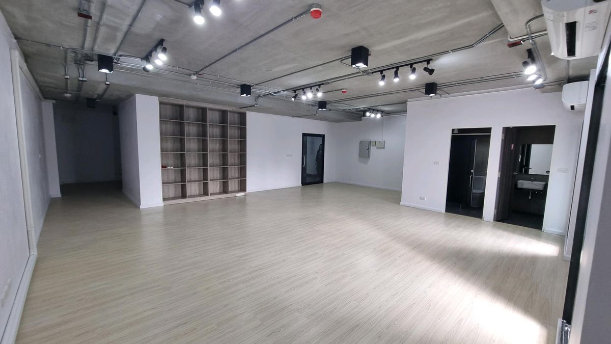 For RentOfficeSukhumvit, Asoke, Thonglor : Office 87 square meters for rent Thonglor is ready to use. There is a bathroom.