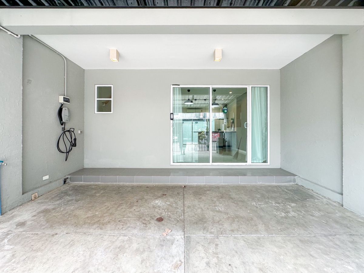 For SaleTownhomePattanakan, Srinakarin : 🏡✨ Patio Phatthanakan 38 Renovate! Beautiful built -in kitchen! There are all air conditioners! ✨🏡