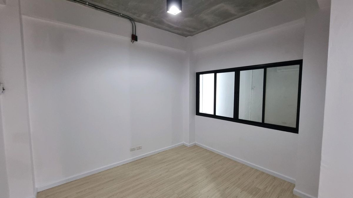 For RentOfficeSukhumvit, Asoke, Thonglor : Office 87 square meters for rent Thonglor is ready to use. There is a bathroom.