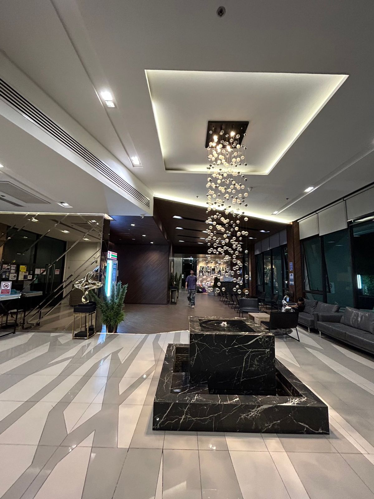 For SaleCondoPattanakan, Srinakarin : Sell 3 condo on the train! Rich Park @ Triple Station, easy to travel, easy to travel