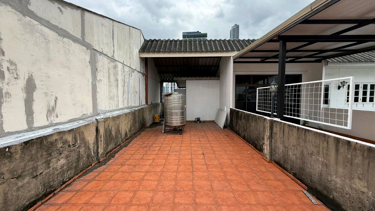 For SaleShop HouseSukhumvit, Asoke, Thonglor : Commercial Building for Sale – Ekkamai4 Floors | Fully Renovated | Land 17.2 sq.wah | THB 17 Million