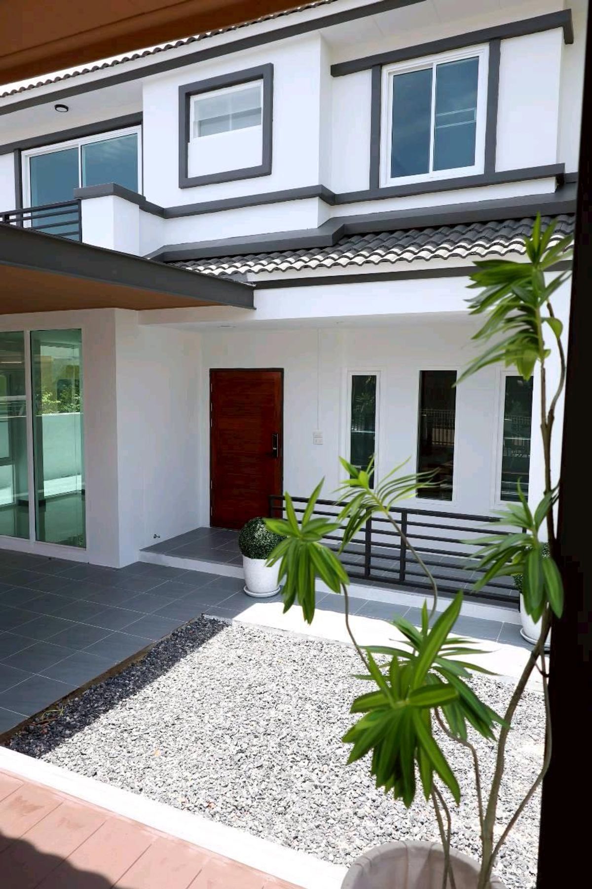 For SaleHouseNawamin, Ramindra : 2 storey detached house, Neblo home village behind the Sukhaphiban 5 corner near the Chatu Choti Expressway Sarasas Wittayai School, Nawamin Benjamarachalai School, Big C Sai Mai Makro Lotus Renovate is ready. Modern style