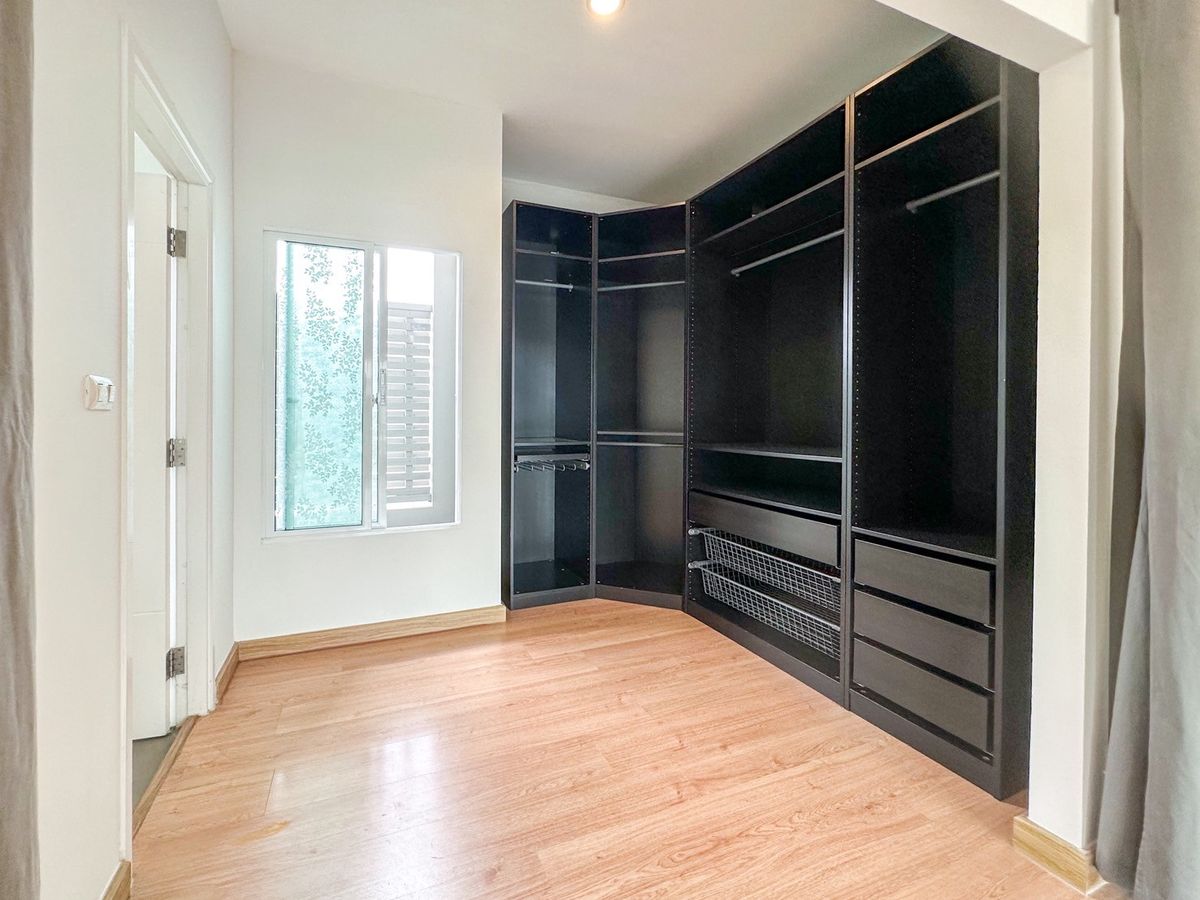 For SaleTownhomePattanakan, Srinakarin : 🏡✨ Patio Phatthanakan 38 Renovate! Beautiful built -in kitchen! There are all air conditioners! ✨🏡