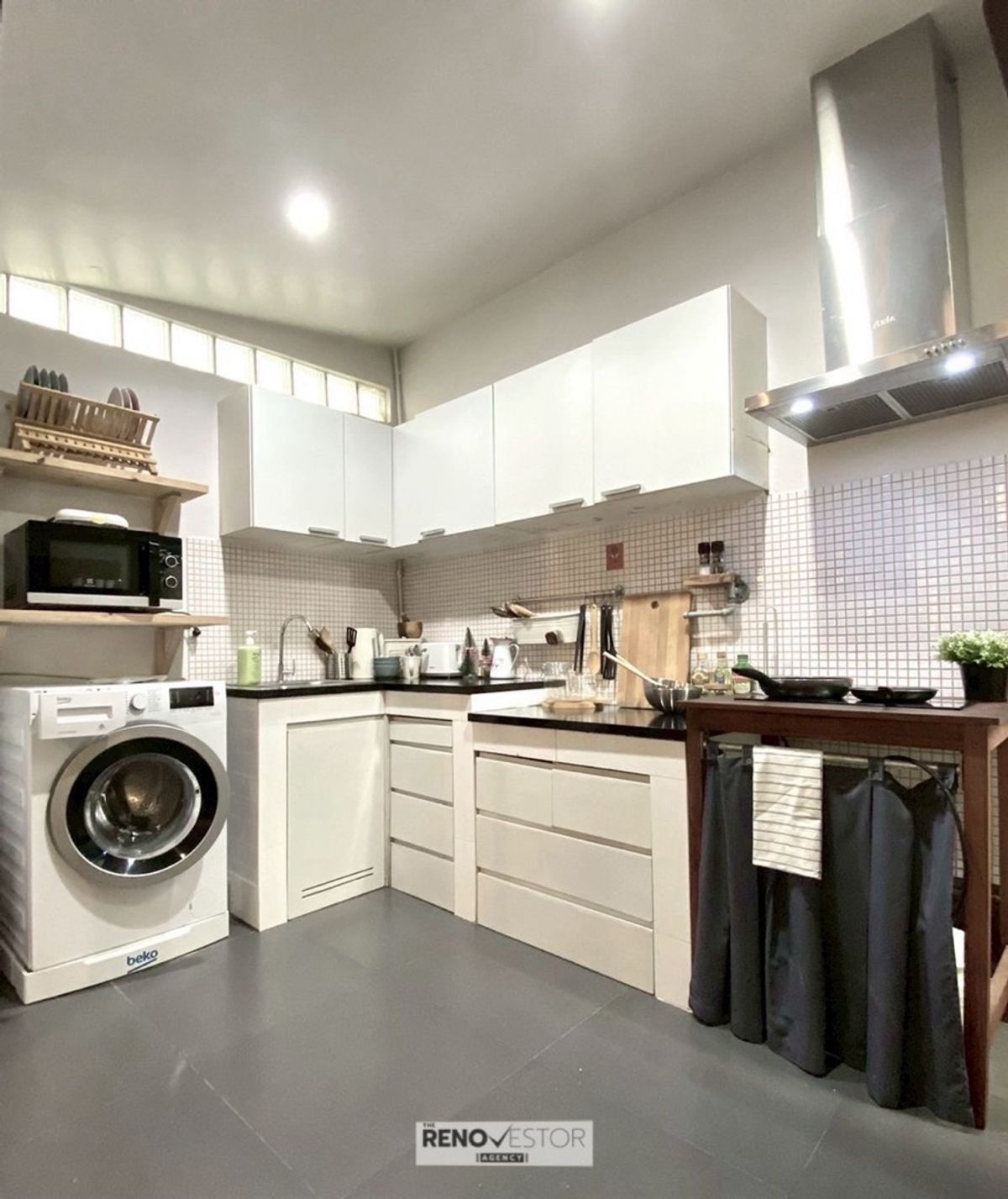 For RentHouseSukhumvit, Asoke, Thonglor : 📢👇 Stylish townhome in the heart of Ekkamai, just a short walk to BTS. Surrounded by popular restaurants & cafes, leading schools, and top lifestyle destinations.