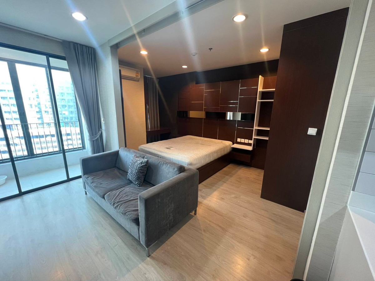 For RentCondoRatchathewi,Phayathai : 🔥DISCOVER A Contemporary Urban Sanctuary with this Exquisite 1-Bedroom, 1-Bathroom Condo at the Prestigious Ideo Q Ratchathwi. Located in a Prime Spot, this Unit Offers the Ultimate in Modern Living and Convenience.