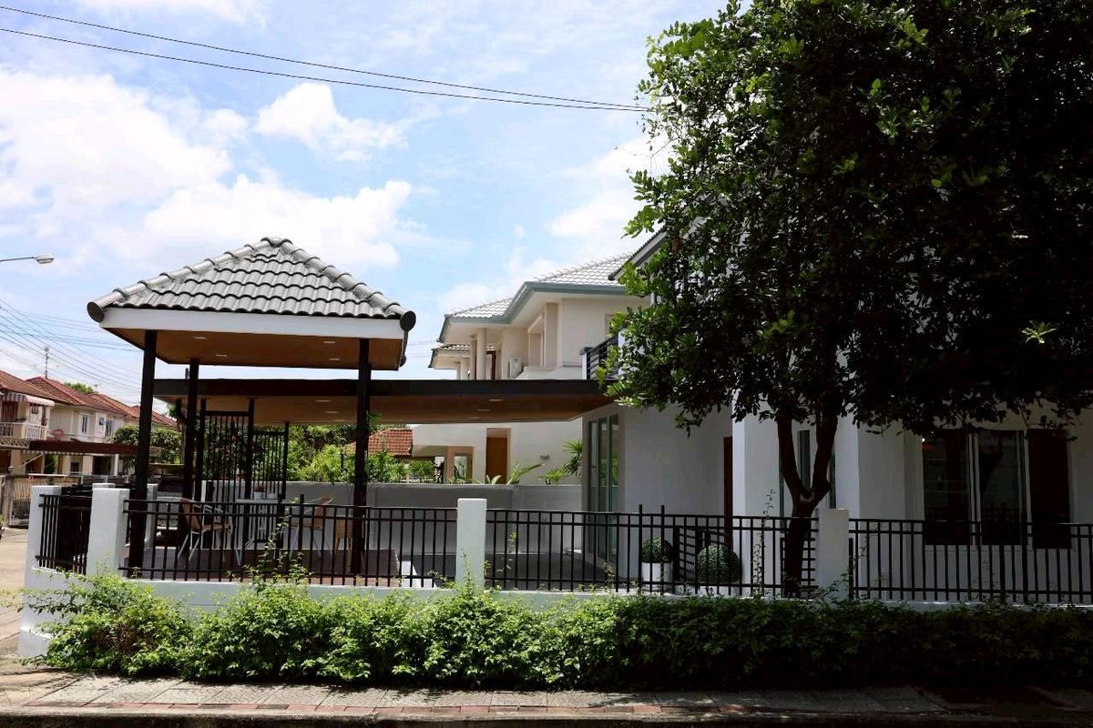 For SaleHouseNawamin, Ramindra : 2 storey detached house, Neblo home village behind the Sukhaphiban 5 corner near the Chatu Choti Expressway Sarasas Wittayai School, Nawamin Benjamarachalai School, Big C Sai Mai Makro Lotus Renovate is ready. Modern style