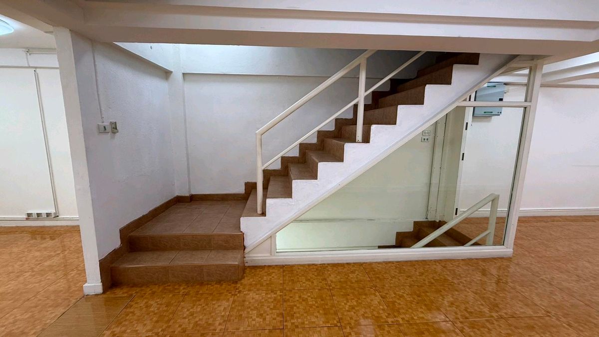 For SaleShop HouseSukhumvit, Asoke, Thonglor : Commercial Building for Sale – Ekkamai4 Floors | Fully Renovated | Land 17.2 sq.wah | THB 17 Million