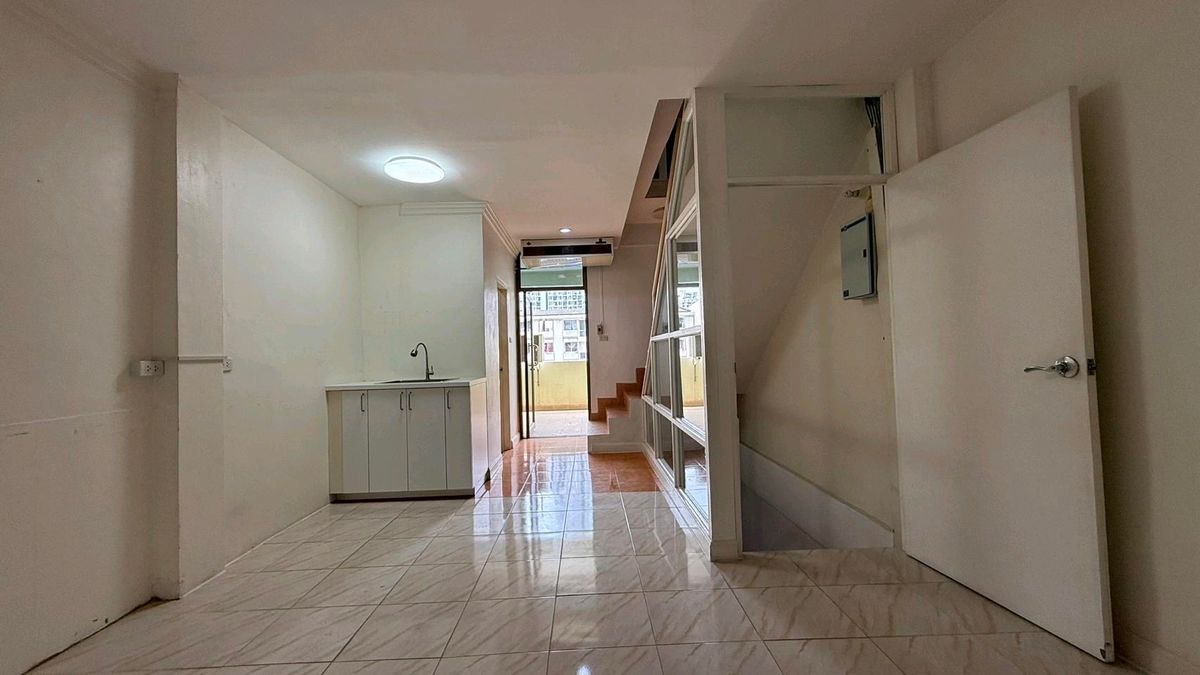 For SaleShop HouseSukhumvit, Asoke, Thonglor : Commercial Building for Sale – Ekkamai4 Floors | Fully Renovated | Land 17.2 sq.wah | THB 17 Million