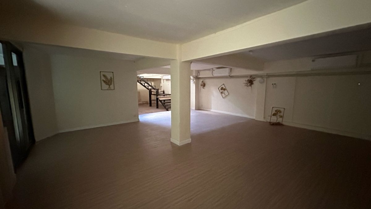 ให้เช่าร้านค้า/ตลาดนัดสุขุมวิท อโศก ทองหล่อ : 🏢 ให้เช่าพื้นที่ 2 ชั้น ทำเลเอกมัย พื้นที่ใช้สอยรวม: 216 ตร.ม.เหมาะสำหรับทำ ร้านเสริมสวย | ร้านอาหาร | คลินิก | สปา