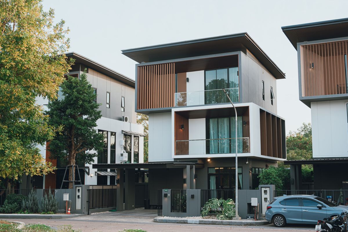 ให้เช่าบ้านเชียงใหม่ : เอกลักษณ์ สันทราย (Akaluck Sansai) บ้านเดี่ยว ในโครงการหรู ใกล้เซ็นเฟสฯ เชียงใหม่ ดีไซน์สุดทันสมัย เงียบสงบ เป็นส่วนตัว