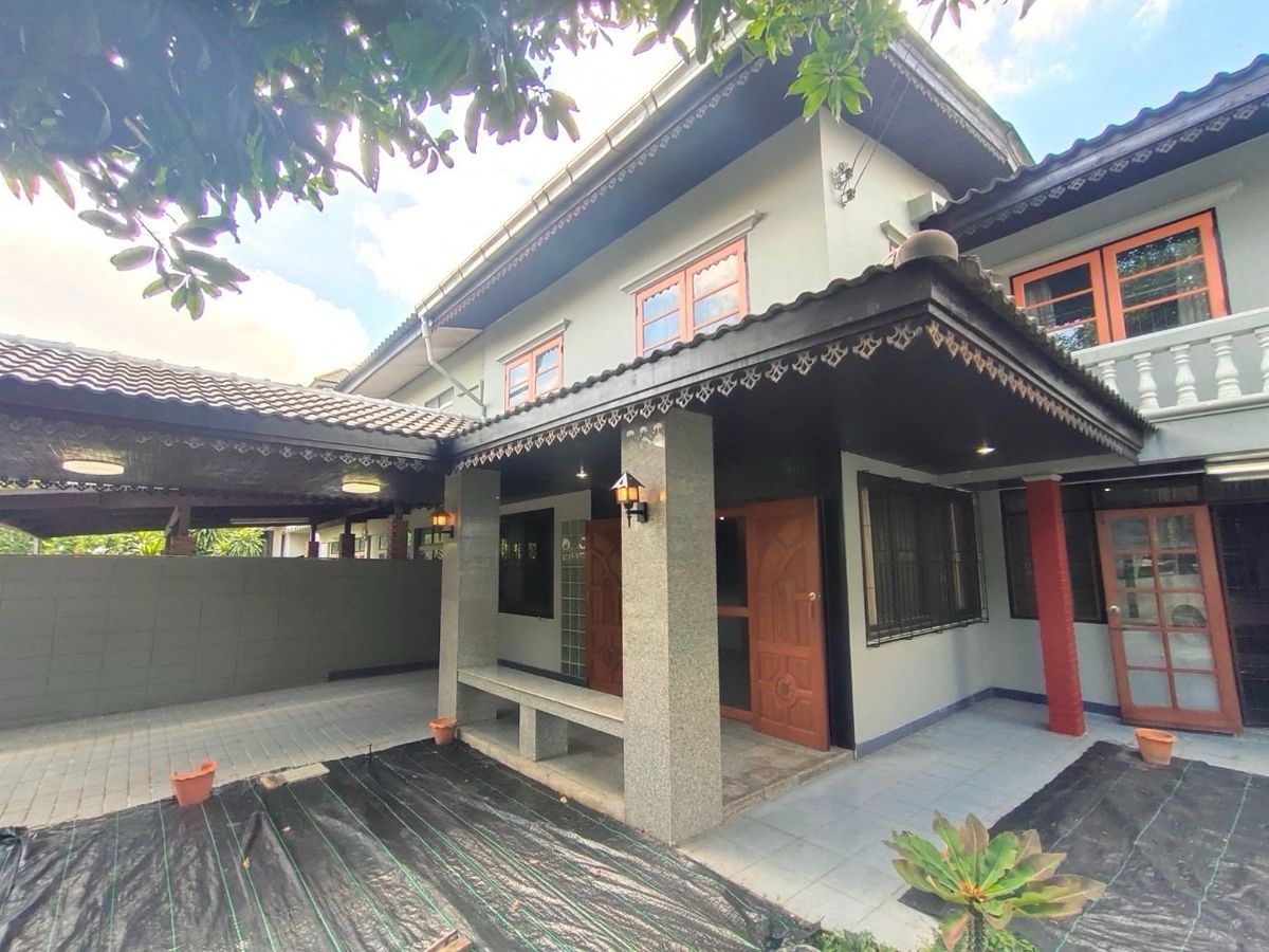 ขายพัฒนาการ ศรีนครินทร์ : . พื้นที่ใช้สอย 157 ตรม. 3 นอน 2 น้ำ 1 ห้องครัว (และนอกจากนั้น ยังมี 1ห้องนอนแม่บ้าน & 1ห้องน้ำนอกบ้าน) มีแอร์ 3 เครื่อง (พร้อมเฟอร์นิเจอร์ฯ บางส่วน)  จอดรถได้ 2 คัน   