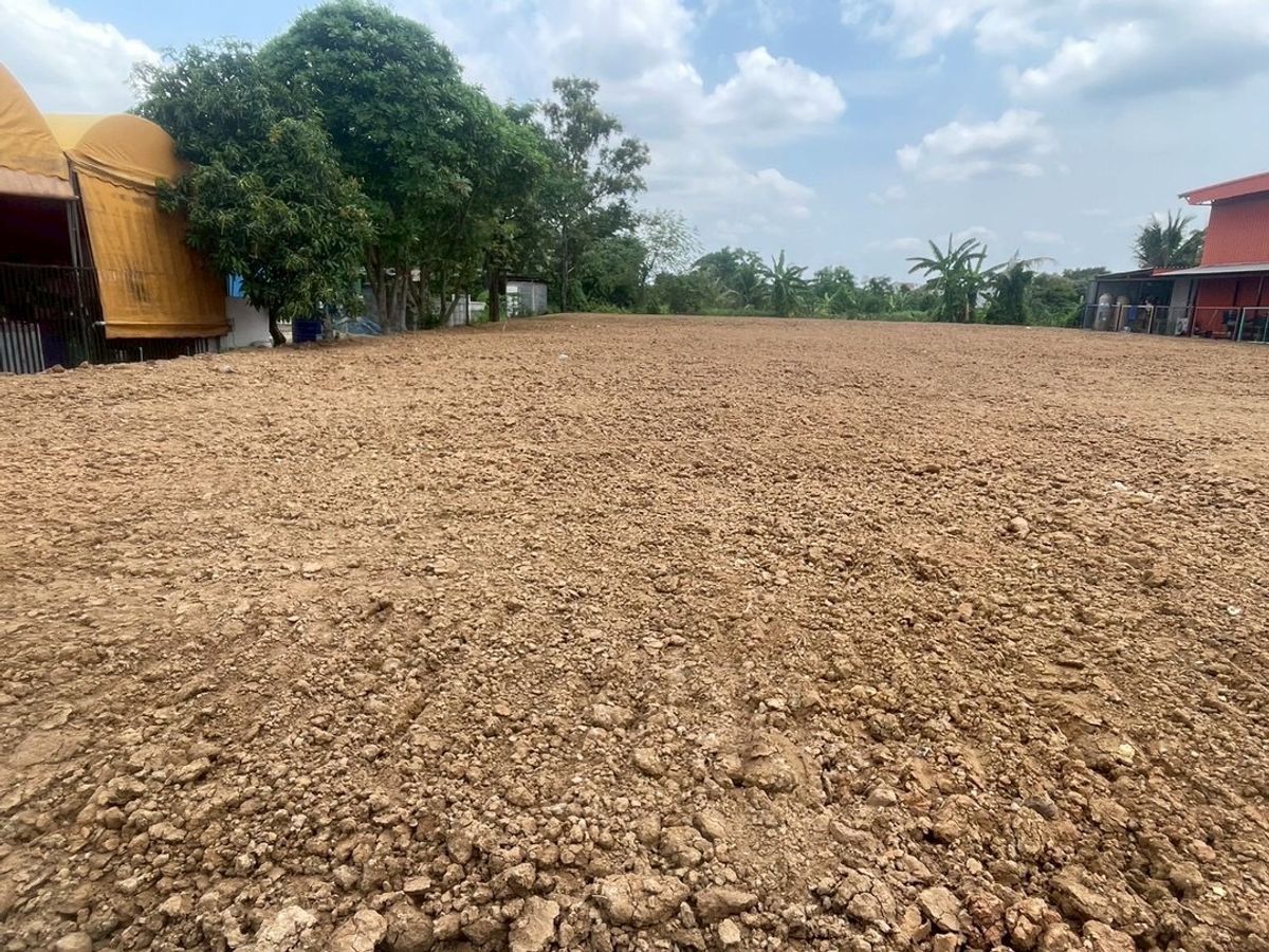 For RentLandNawamin, Ramindra : Rental land filling Next to Hathairat Road, 354 sq.w., suitable for shops/offices/others on the main road.
