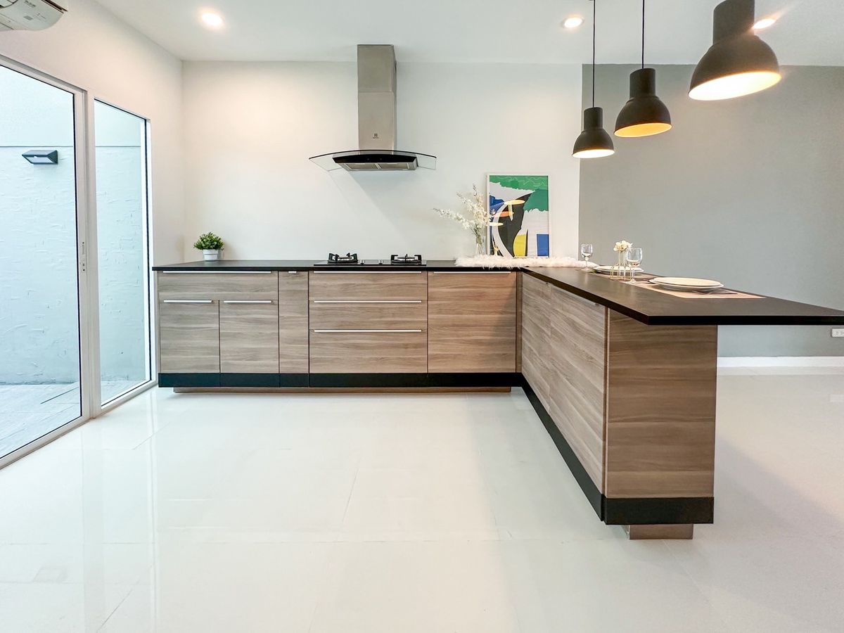 For SaleTownhomePattanakan, Srinakarin : 🏡✨ Patio Phatthanakan 38 Renovate! Beautiful built -in kitchen! There are all air conditioners! ✨🏡
