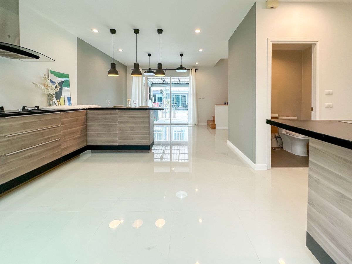 For SaleTownhomePattanakan, Srinakarin : 🏡✨ Patio Phatthanakan 38 Renovate! Beautiful built -in kitchen! There are all air conditioners! ✨🏡