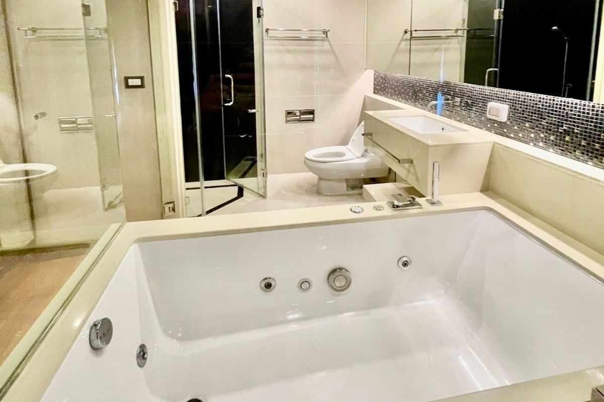 For SaleCondoSathorn, Narathiwat : 🔥 For Sale !! 🔥 Code C20240700061..........The Address Sathorn, 1 bedroom, 1 bathroom, high floor 34++, furnished, Special Deal!!📣📣