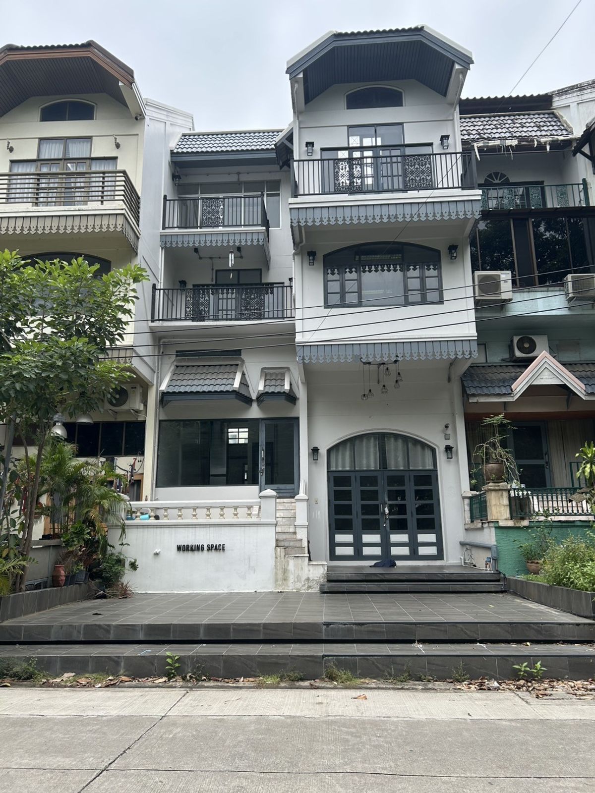 For RentShop HouseLadprao101, Happy Land, The Mall Bang Kapi : Rent a 3 -story townhome near Bang Kapi BTS station.