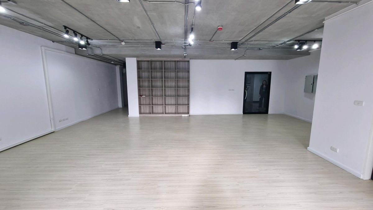 For RentOfficeSukhumvit, Asoke, Thonglor : Office 87 square meters for rent Thonglor is ready to use. There is a bathroom.