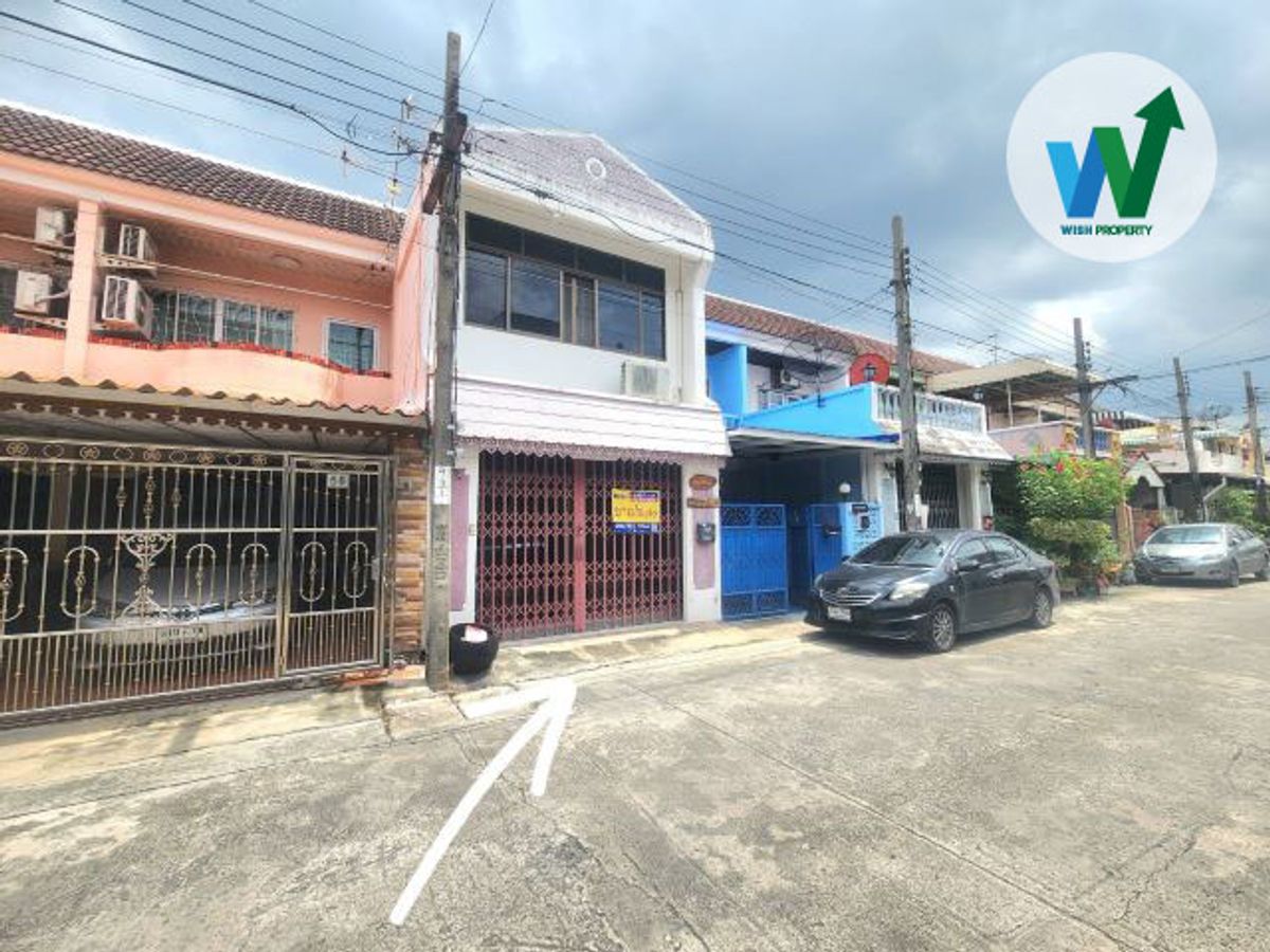 For SaleTownhomeChokchai 4, Ladprao 71, Ladprao 48, : Selling lower than the market Ban Kaew Villa, 18. Sq. There are 2 bedrooms, 2 bathrooms, near Wang Hin Intersection, near Kasetsart University, free loan.