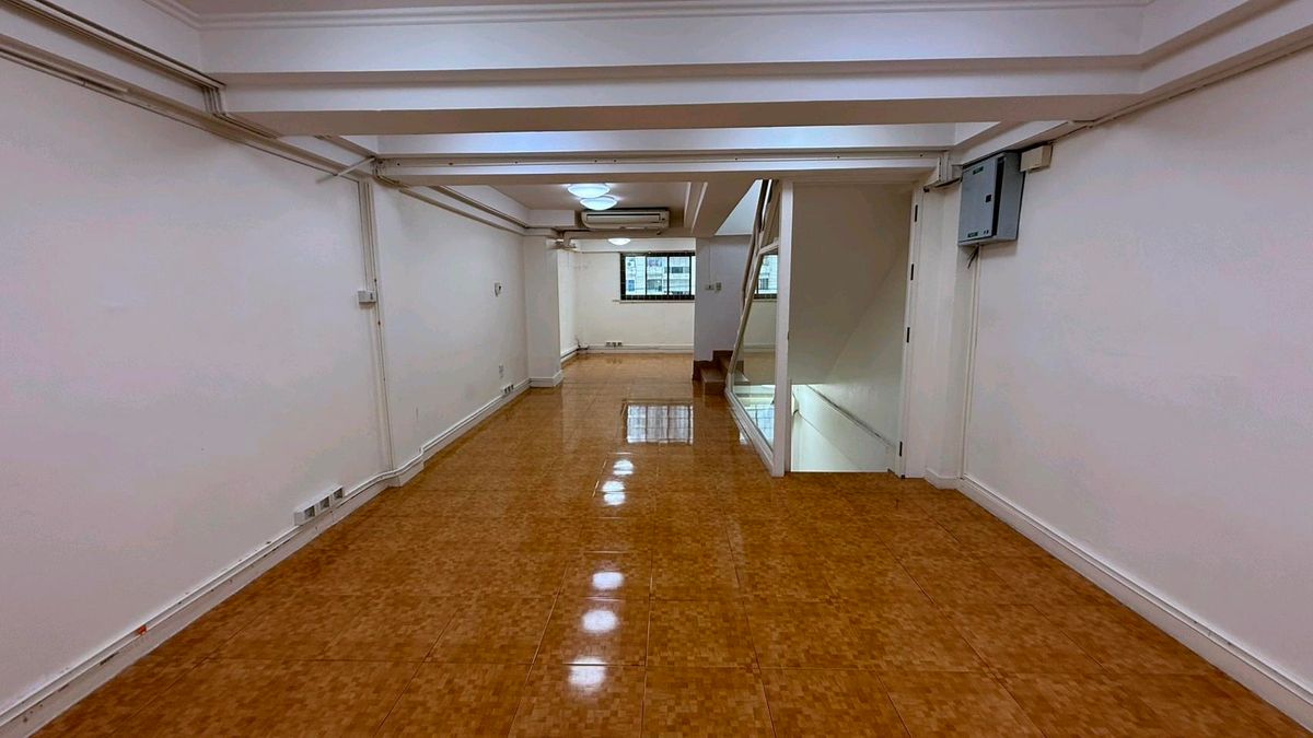 For SaleShop HouseSukhumvit, Asoke, Thonglor : Commercial Building for Sale – Ekkamai4 Floors | Fully Renovated | Land 17.2 sq.wah | THB 17 Million
