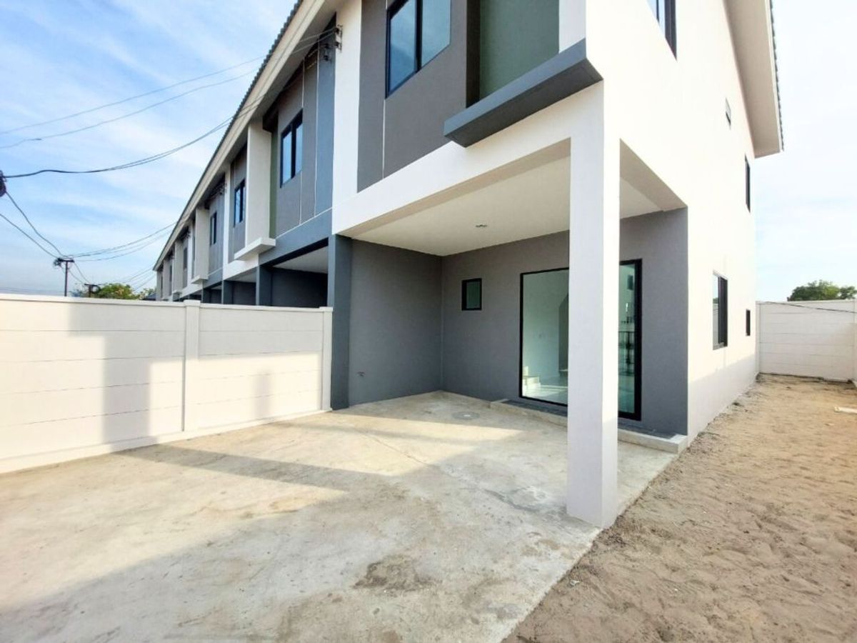 For RentTownhomePathum Thani,Rangsit, Thammasat : Rent 2-story townhome behind the corner of Jesada University 11, Rangsit-Khlong 2, good location, convenient transportation, Rangsit-Nakhon Nayok Rd.