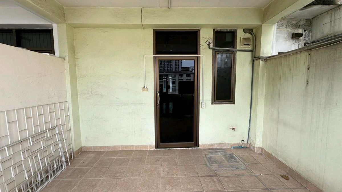 For SaleShop HouseSukhumvit, Asoke, Thonglor : Commercial Building for Sale – Ekkamai4 Floors | Fully Renovated | Land 17.2 sq.wah | THB 17 Million