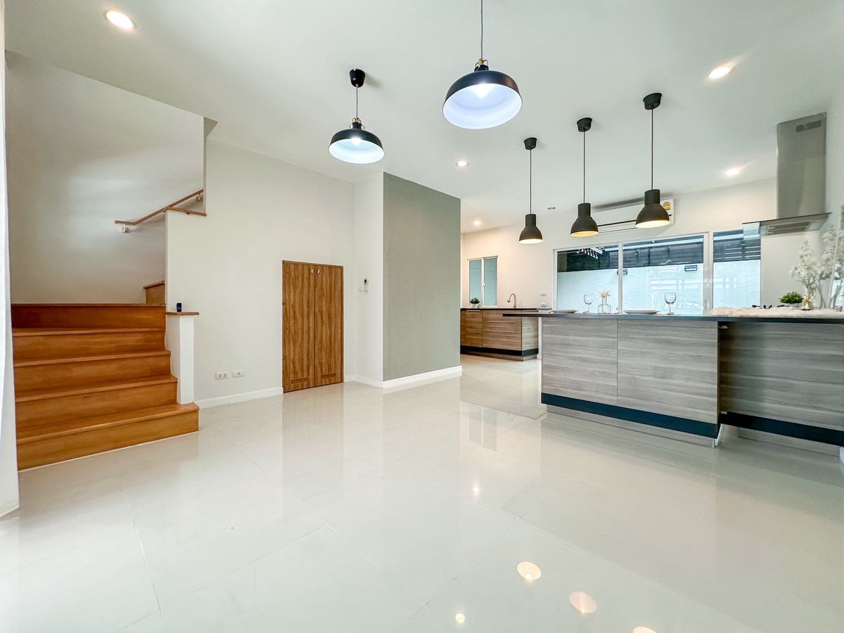 For SaleTownhomePattanakan, Srinakarin : 🏡✨ Patio Phatthanakan 38 Renovate! Beautiful built -in kitchen! There are all air conditioners! ✨🏡